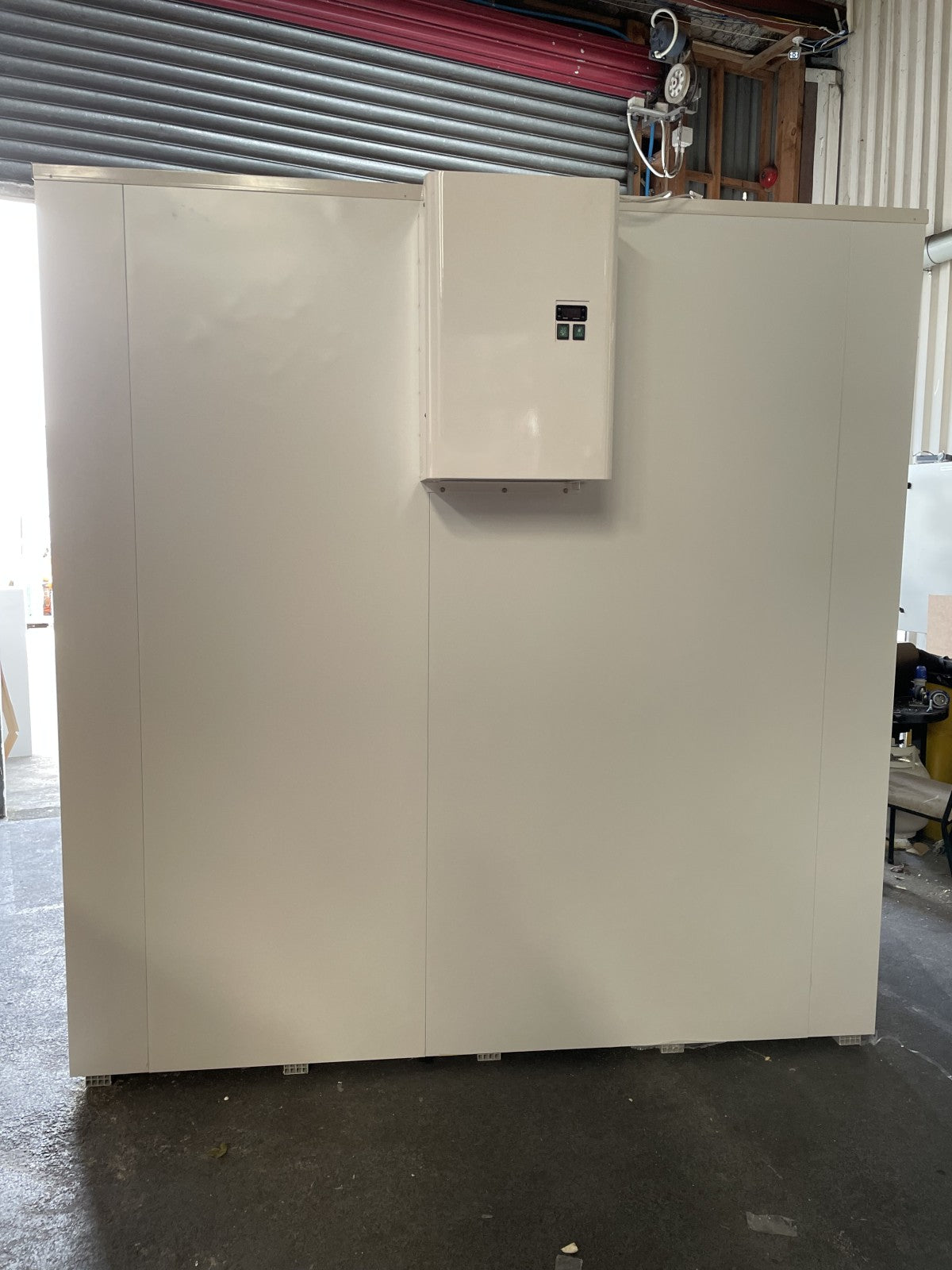 Wall mounted monoblock unit fitted to a cool room