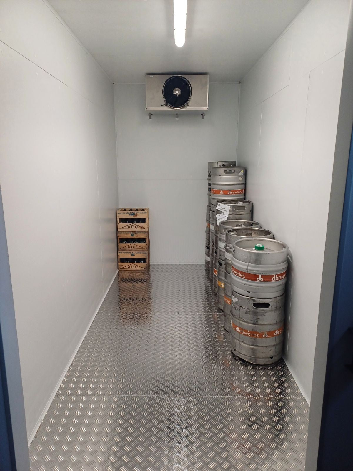 Wall mounted monoblock evaporator inside the cool room